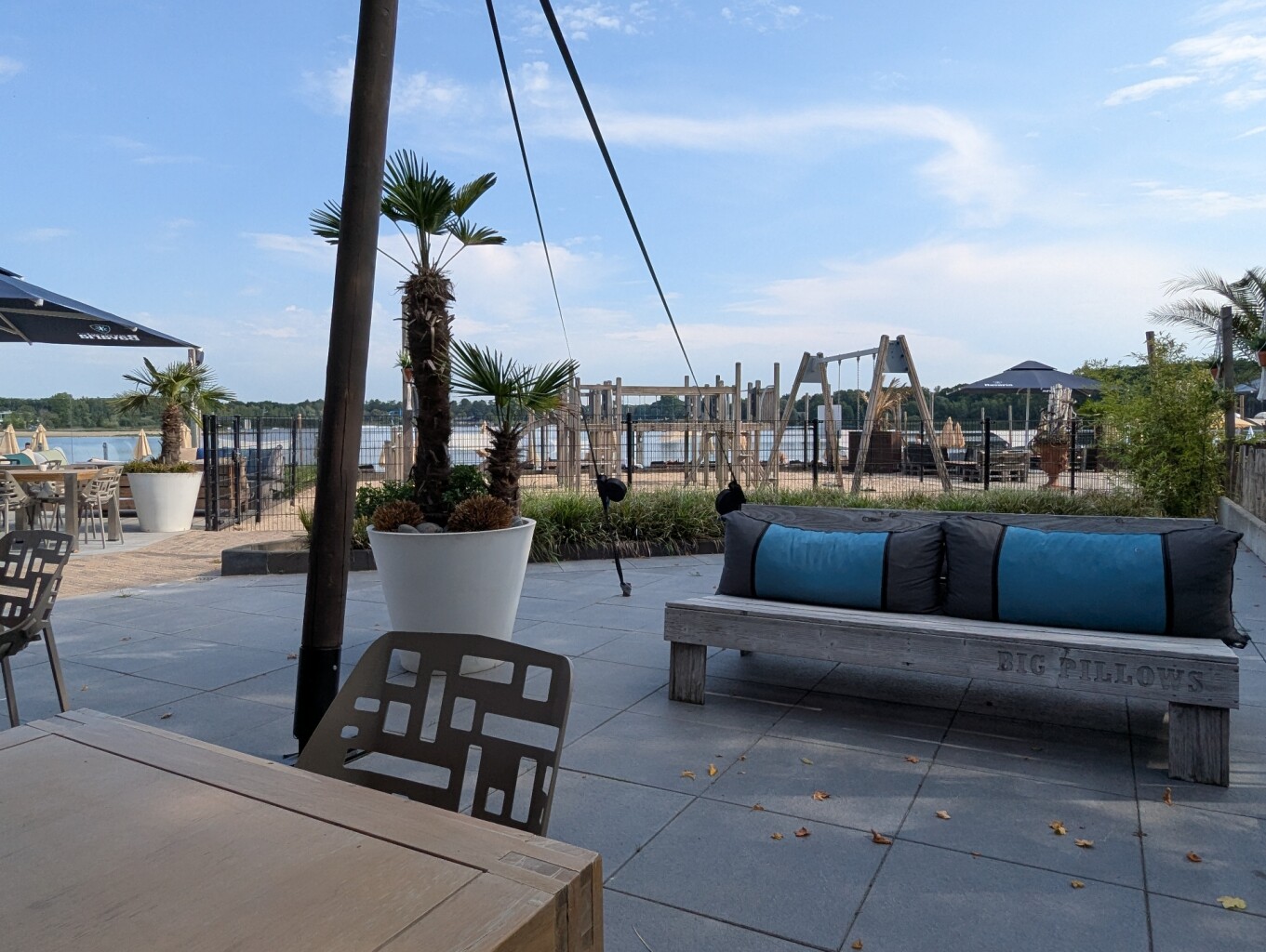 Mooie wandeling door de natuur, park en vijver