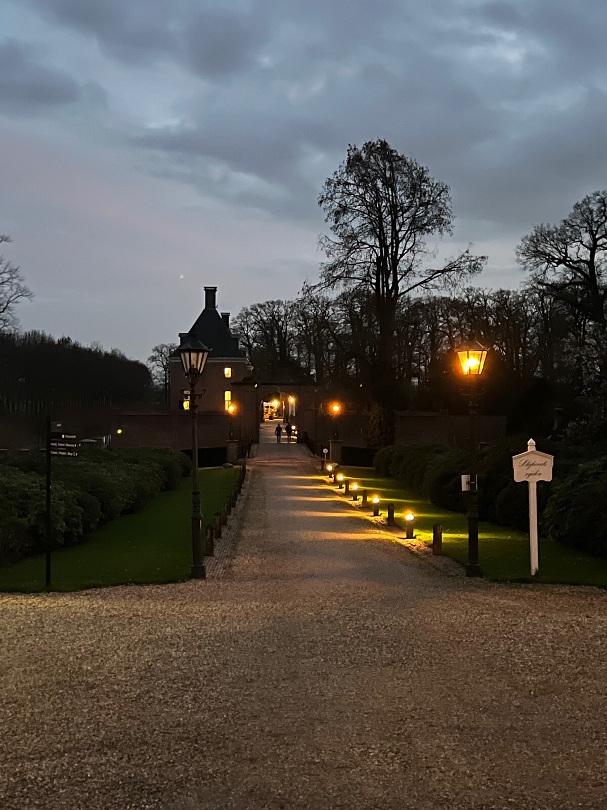 Wederom erg mooi stuk over kleine (bos)paden langs prachtige landhuizen. Erg afwisselend. Soms stukje langs de weg.