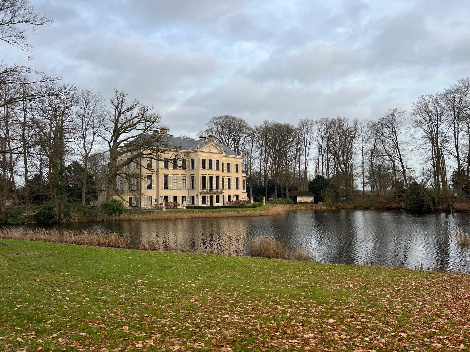 Wederom erg mooi stuk over kleine (bos)paden langs prachtige landhuizen. Erg afwisselend. Soms stukje langs de weg.