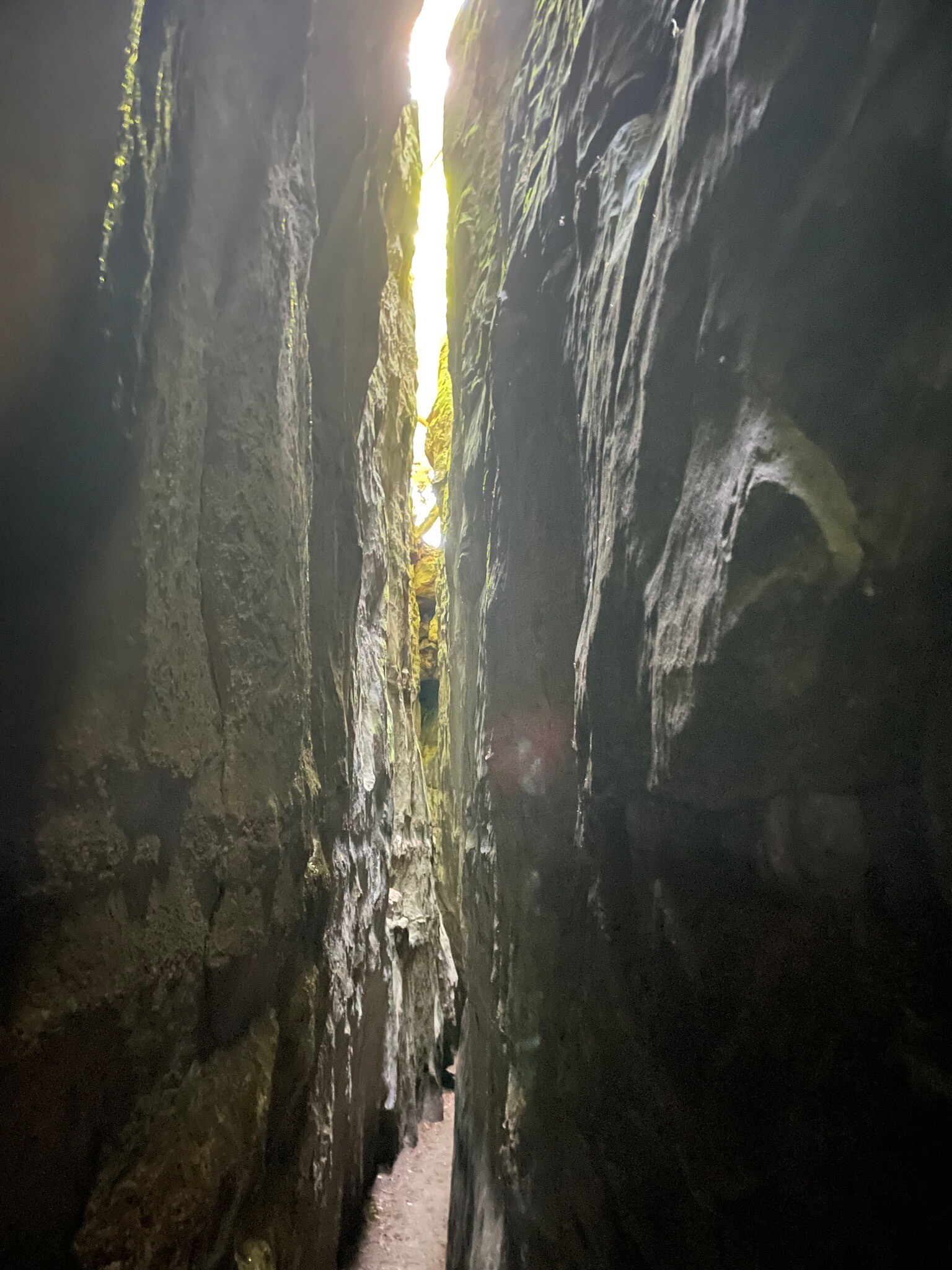 Prachtige wandeling langs bos en door smalle kloven